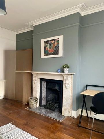 1 Bed Flat, London, W3 - Photo 2