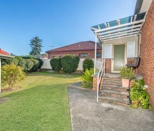 Unique House In Great Location - Photo 4