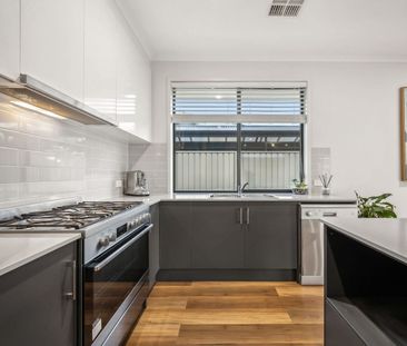 Sleek modern family home - Photo 2