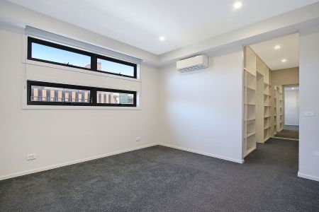 SPACIOUS AND CENTRAL FOUR BEDROOM TOWNHOUSE - Photo 4