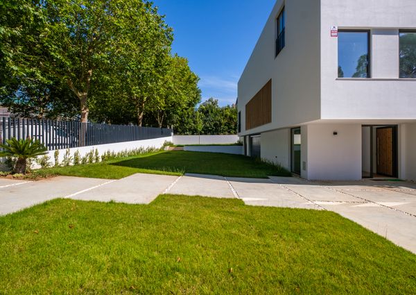 Moradia T6 de arquitetura moderna inserida no Golfe de Oeiras