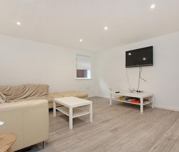 6 bedroom detached house to rent - Photo 5