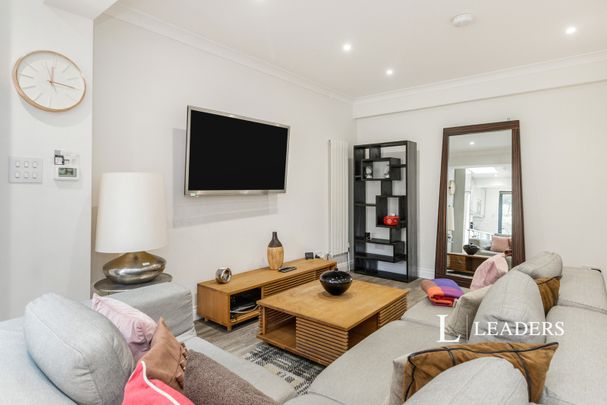 5 bedroom house to rent Western Road, SW19 - Photo 1