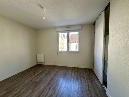 Location Appartement 4 pièces 106m² POITIERS 86000 - Photo 3