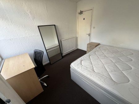 4 bedroom flat to rent - Photo 5