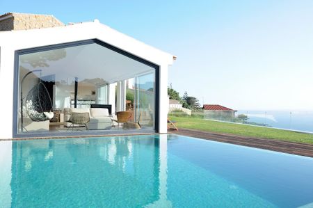 Five-bedroom villa with stunning ocean views in the village of Biscaia. - Photo 2