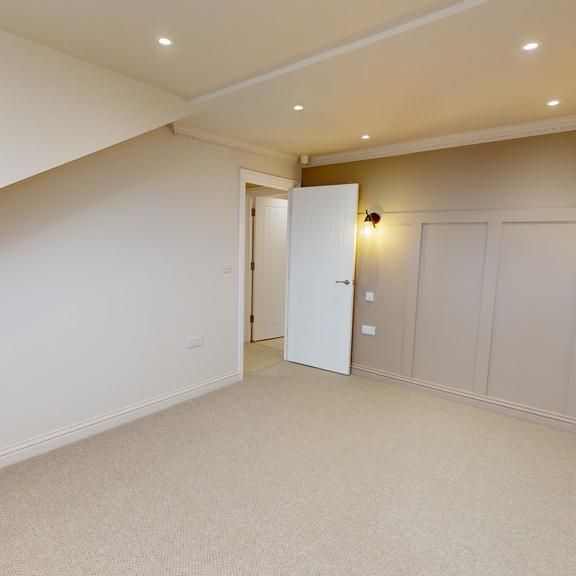 4 bedroom flat to rent - Photo 1