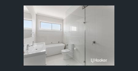 Stunning 3 Bedroom Home - Great Location! - Photo 2