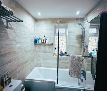 3 bed Semi-detached bungalow in Hallowell Avenue Beddington, Croydo... - Photo 2