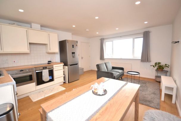 2 bedroom Flat To Let - Photo 1