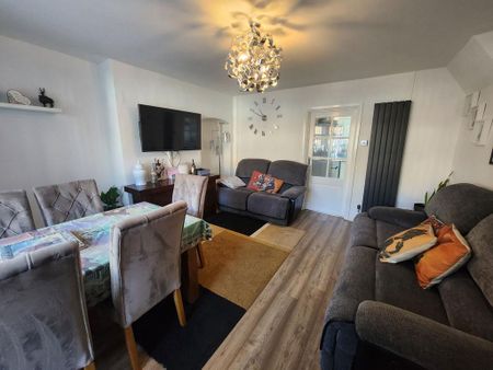 3 bedroom end of terrace house to rent - Photo 3