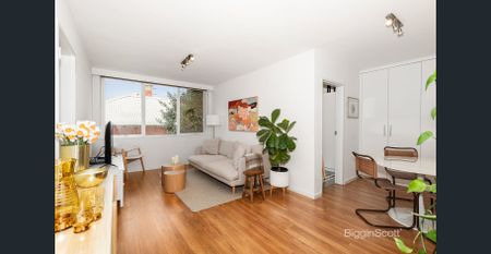 Stylish Light-Filled Apartment Moments From The Yarra - Photo 2