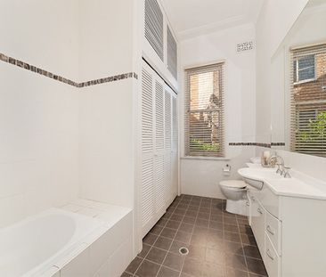 STYLISH AND SPACIOUS SEMI IN PRIME MOSMAN LOCATION - Photo 5