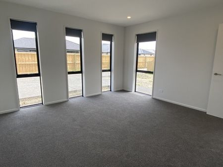 Modern Three Bedroom Home! - Photo 3