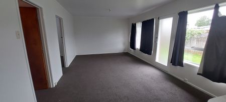 Spacious 2 Bedroom, 1 Bathroom unit - Photo 3