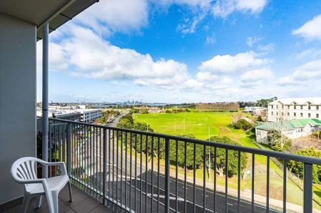 Modern Appartment in Takapuna with Pool & Parking - Photo 3