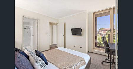 Three bedroom Apartment with massive courtyard - Photo 2