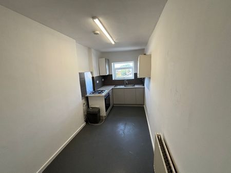 1 Bed Flat, Bury New Road, M7 - Photo 3
