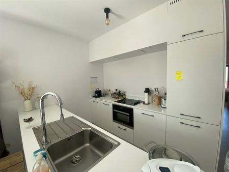 Appartement met 2 slaapkamers, terras en autostaanplaats. - Foto 2