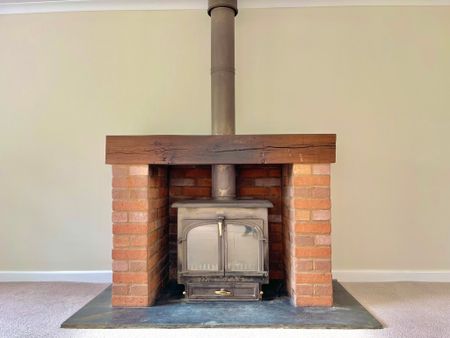 4 bedroom Substantial Detached Property to rent - Photo 3