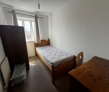 3 bedroom flat to rent - Photo 2