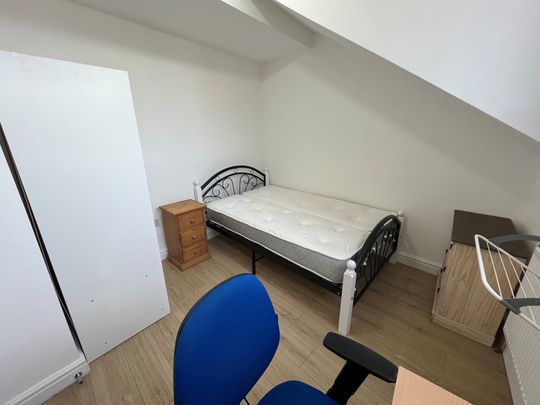 Kelsall Terrace, Leeds - Photo 1