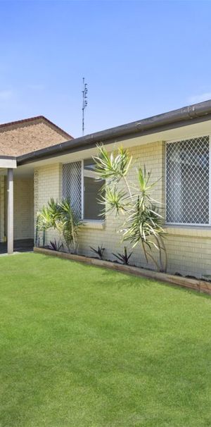 Gold Coast Broadwater Lifestyle at Its Best! - Photo 1