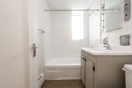 49 St. Clair Avenue West — 2 Bedroom - unit 406 - Photo 2