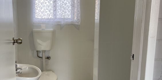 1 bedroom Unit in sought after location - Photo 3