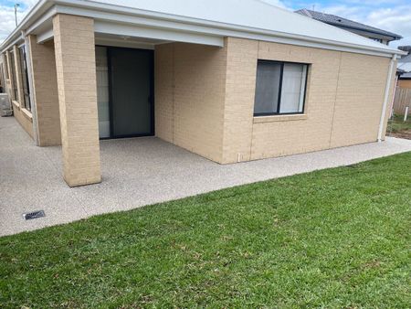 Near new 4 bedroom home - Photo 3