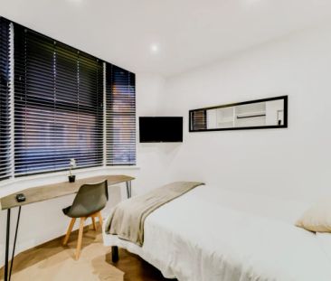 6 Beds 2 Baths - Photo 4