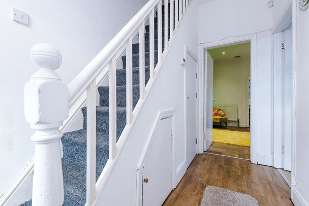 4 bedroom end of terrace house to rent - Photo 1