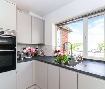 A newly renovated, 3 bedroom semi detached house with stunning view... - Photo 3