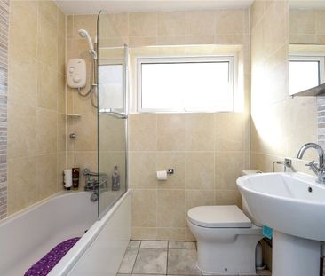 4 bedroom House in Salford Close, Reading - Photo 1