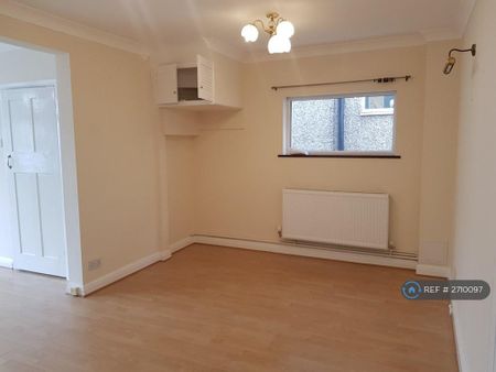 3 bedroom end of terrace house to rent - Photo 2