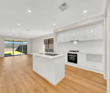 Modern, Spacious Three Bedroom Home! - Photo 4