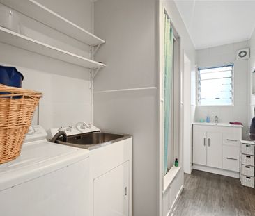 This very tidy, one bedroom unit is situated in the heart of Hamilt... - Photo 2