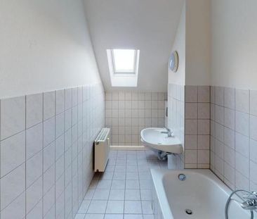 Dachgeschosswohnung mit Tageslichtbad - Foto 1
