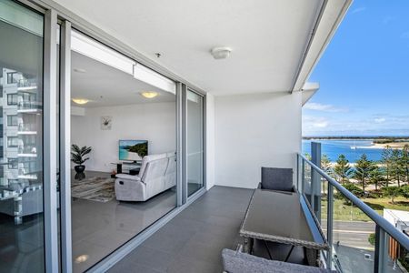 Massive 128m2 furnished Two Bedroom - Photo 2