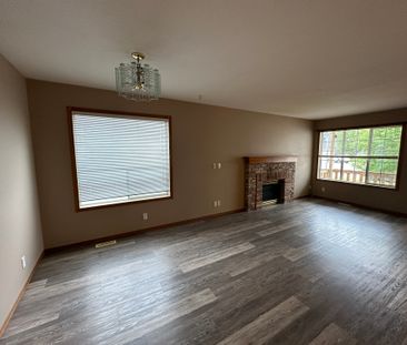 2 Bedroom Duplex in Sylvan Lake w/ Garage - Photo 4