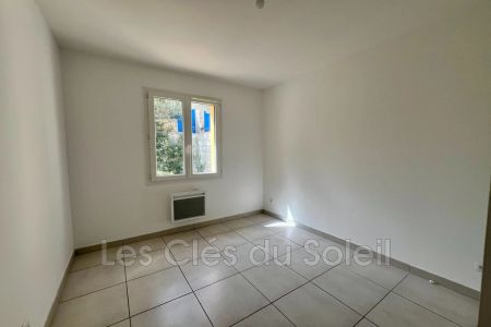 Location villa 4 chambres 111 m² Le Revest-les-Eaux - Photo 4