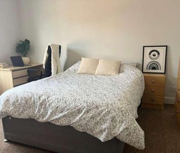 Spacious Bedroom House, LN1 - Photo 3