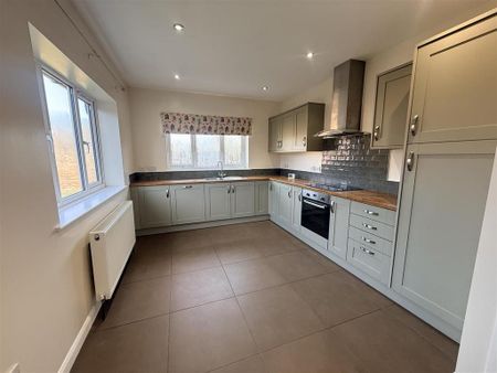 3 bedroom detached bungalow to rent - Photo 4