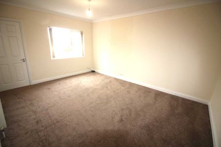 3 bed Flat - Photo 5