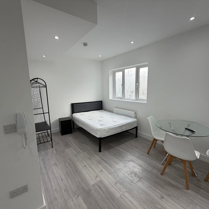 Studio Flat, Hill House Road, SW16 - Photo 1