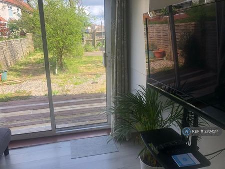 1 bedroom in a house share to rent - Photo 2