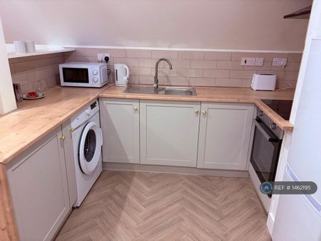 1 bedroom in a flat share to rent - Photo 5