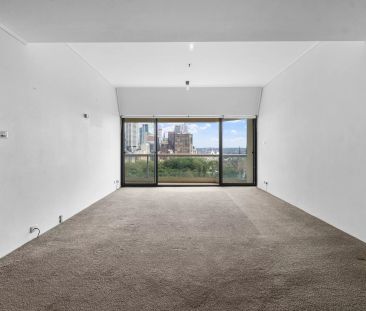 NORTH FACING HYDE PARK APARTMENT WITH HARBOUR VIEWS - Photo 5
