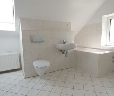 Ideal für Singles, junge Paare! Tolle 2-Raum Whg im DG. Bad m. Fens... - Foto 1