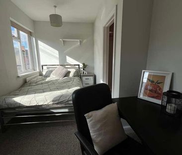 Bed En-suite Student Property / Available Now, LN5 - Photo 2
